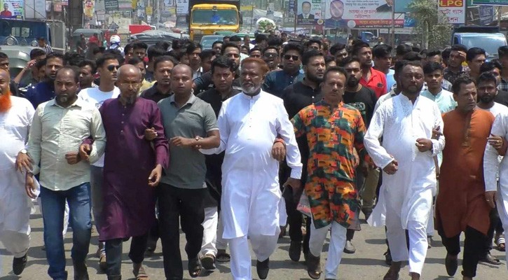 লক্ষ্মীপুরে ছাত্রলীগের ৪ কর্মীর ওপর হামলার প্রতিবাদে বিক্ষোভ